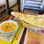 インドカレースーリヤ - 本日のランチ(バターチキンカレーとナン)①