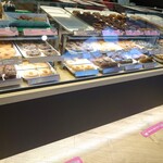 Krispy Kreme Doughnuts Abenokyuzu Mo-Ru Ten - 店内ガラス張りのショーケース✨