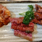 焼肉 百福食堂 - カルビ、ハラミ、鶏ももの3種盛り