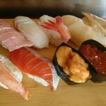 Tomo Zushi - 特生〜奥左から中トロ、タイ、エビ、ホタテ、ホッキ 手前左からカニ、サーモン、ウニ、イクラ の全9貫の顔ぶれ