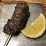 Niku Robata Sakaimeshi - 上タン串　500円　食感と濃厚な味わい最高！