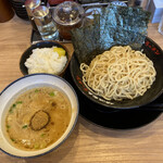 横浜家系ラーメン有楽家 - つけめん、無料の小ライス、海苔三枚トッピング。