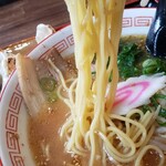 中華そば 真心 - やや細目の中太麺