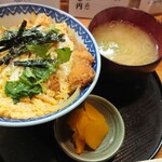 天八 - かつ丼(￥890)
            薄味なのでハマる人はハマるのかも。