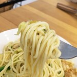 食堂兼居酒屋 コッテロ - パスタは中細くらいの太さ。
ちょっと茹で過ぎでしょうか。食感がぶよぶよ。