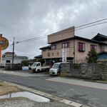 更科 - 店構え
            店舗から北東方向に所在する駐車場から撮影もの