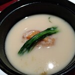 Kyokaiseki Minokichi Sogo Yokohama Ten - 椀物・京の白味噌仕立て。海老芋の美味しさが際立っています。