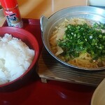 Joyful Kotohira Ten - 背脂たっぷり鉄鍋醤油ラーメン＆ネギ増量（3倍盛）＆ごはん大盛