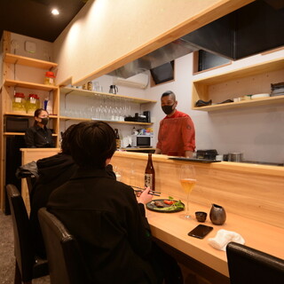 ◎目の前で焼き上げるカウンター席と使い方豊富な個室席。