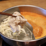 牛しゃぶ牛すき食べ放題 但馬屋 - 最初は日高昆布だしから