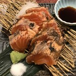 Nezu no Jinpachi Saku Sakudairaeki Ten - 信州サーモンの藁焼きです。