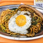 Spaghetti no Pan Cho Akihabara Showadori Guchi Ten - ナポリタン＋バジル＋目玉焼き＋ソーセージ