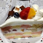 アニバーサリー - ショートケーキ 税別400円：もって帰る途中で曲がってしまった…