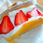 オムレットケーキと牧場ソフトのお店 しろちび - 紅ほっぺオムレット　￥450