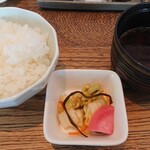 Hantei Shinmarubiru Ten - ゴハンと赤出汁 醤油かかった漬け物