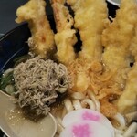 Suke San Udon Kamitsu Bypass Ten - 卓上のとろろ昆布、天かすをイン