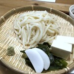 だいのじ - ◆うどんは程よいコシがあります。うどんに「奴」や「ワカメ」が添えられているのも面白い。 つゆは若干薄め。 副菜と共に頂くと、お腹一杯になりました。(^_^;