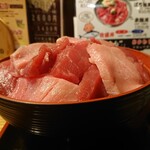 鳥彦 - 本鮪丼大盛、横から