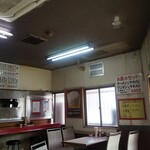 華園 - ザ昭和な店内