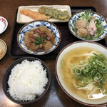 かかしうどん - おかずは、牛すじ煮込み、カニカマと竹輪の天ぷら、水炊き。あと、大根の漬物が絶品。