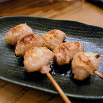 Yakitori Toshi - 鶏皮ニンニク（１本 １８０円）