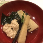 Akebonobashi Kazu - 軽めのコース５５００円。若竹煮 鯛の子。含め煮した筍とわかめ、鯛の子をアッサリお出汁で仕上げています。お出汁が地味深く、とーっても美味しくいただきました（╹◡╹）（╹◡╹）