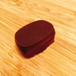 JEAN-CHARLES ROCHOUX Chocolatier TOKYO - 半熟キャラメルをのせたヘーゼルナッツプラリネアーモンド