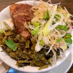 Chuka to Sake Itsuki - ★ルーロー飯　台湾式の挽肉で無く角煮スライスと高菜の陰陽鍋風盛り付け