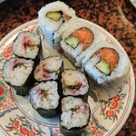 Tasuke Sushi Hon Ten - 梅しそ巻き、サーモンの裏巻き