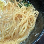 Yugawara Ramen - 麺は細めで弾力のある食感でした。