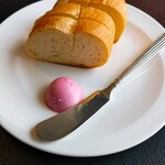 Wdining - バケットお代わりOK！中がふんわりのバケット。
            ピンクはビーツのバター！まろやか？な感じかな〜