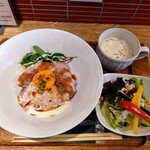 Buta Nouka Chokuei Niku Bar BooBoo Kitchen - 令和3年5月 ランチタイム
                        低温調理の特製ローストポーク丼~濃厚チーズソースがけ~＋サラダ＋日替わりスープ(えのきとベーコンのクリームスープ) 900円