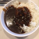 Yakiniku Juju Karubi Minamigyotoku Ten - ご飯にある物が掛かってます。ヒントは黒いです。