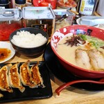 Ramen Makotoya Nara Kijicho Ten - 牛じゃんラーメンの焼き餃子定食