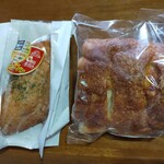 ベーカリーピノ - 料理写真:辛口手包みカレーパンと濃厚たっぷりチーズフランス、復路の表側