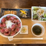 Niku Dining Mitasu - 黒毛和牛 ローストビーフ丼﻿
                        霜ふりモモ 肉1.5倍 2288円﻿
                        ご飯大盛り無料﻿