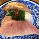 Muten Kura Zushi Mito Sake Mon Ten - フェアメニューから…厳選トロ3種盛り¥220…シャリハーフです。