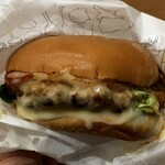 MOSBURGER Omochano Machi Ten - 北海道産のゴーダチーズがトロ～リと