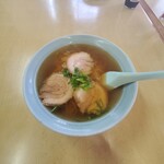 北の屋食堂 - らーめんは500円  
チャーシュー麺は600円
ならチャーシュー麺いくよね
3枚なんだ チャーシュー

ちーーん‼️って音が