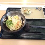 Hanamaru Udon Konan Kohoku Inta Ten - 揚げ玉と生姜を乗せます