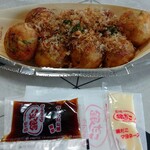 Tsukiji Gindako Rifu~Oku Inazawa Ten - たこ焼き(鰹節かけ)(税込580円)、ソースとマヨネーズは別盛