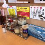 横浜家系ラーメン有楽家 - テーブル席　調味料