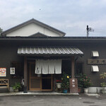 Sanrian - 和風な店構え　白のれんにそばの文字だけなのが渋い