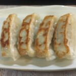 One Chance Ramen - 餃子は4個。
                        
                        コレがビックリするくらい熱々！！！
                        
                        
                        メニューにチンカチンカの冷やっこいルービーが無いのが残念！！！
                        
                        
                        