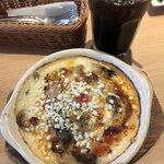 Grace Garden Ionmoru Kobekita Ten - ひき肉と旬野菜のミートソースグラタン、セットのドリンク（アイスコーヒー）