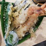 Kaiten Sushi Sushimaru Yumetauntokushimaten - すし屋の天ぷら盛り合わせ（海老2、茄子、玉葱、イカ？、大葉）天つゆ付き。