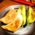 Nakayoshi Gyoza Elizabeth Nishi Ju Hachi Cho Me Ten - 羊とクミンの焼き餃子２個　３００円（税込）と豚と生姜の焼き餃子２個　２５０円（税込）【２０２１年７月】