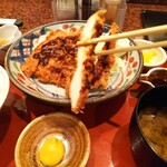 Naniwa Robata Hakka Yokohamaporutaten - 期間限定「錦爽どりのチキンカツ定食」チキンカツ断面