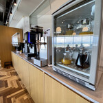 TSUTAYA BOOKSTORE CAFE LOUNGE Fukuoka Kuko Ten - フリードリンクとスナックのコーナー