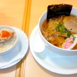 ASIAN STARS KITCHEN - 昭和を感じる昔風の醤油ラーメン￥600＆小さな海南チキンライス(鶏飯チーファン)￥200